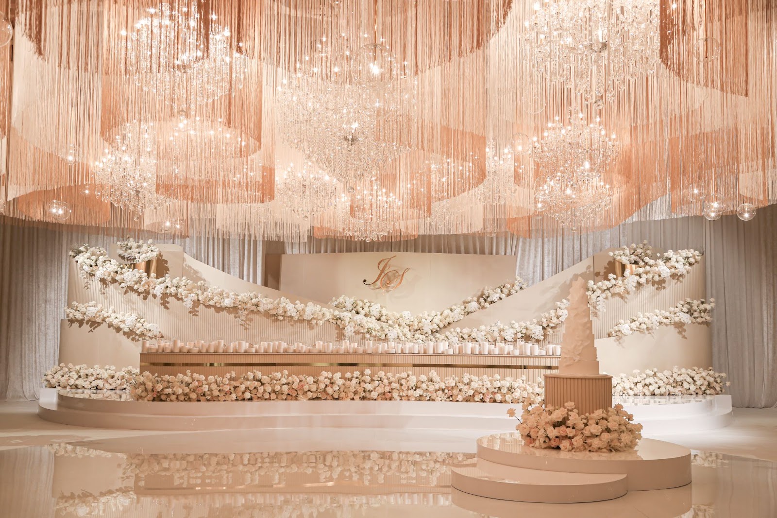 A reception with a pink palette.