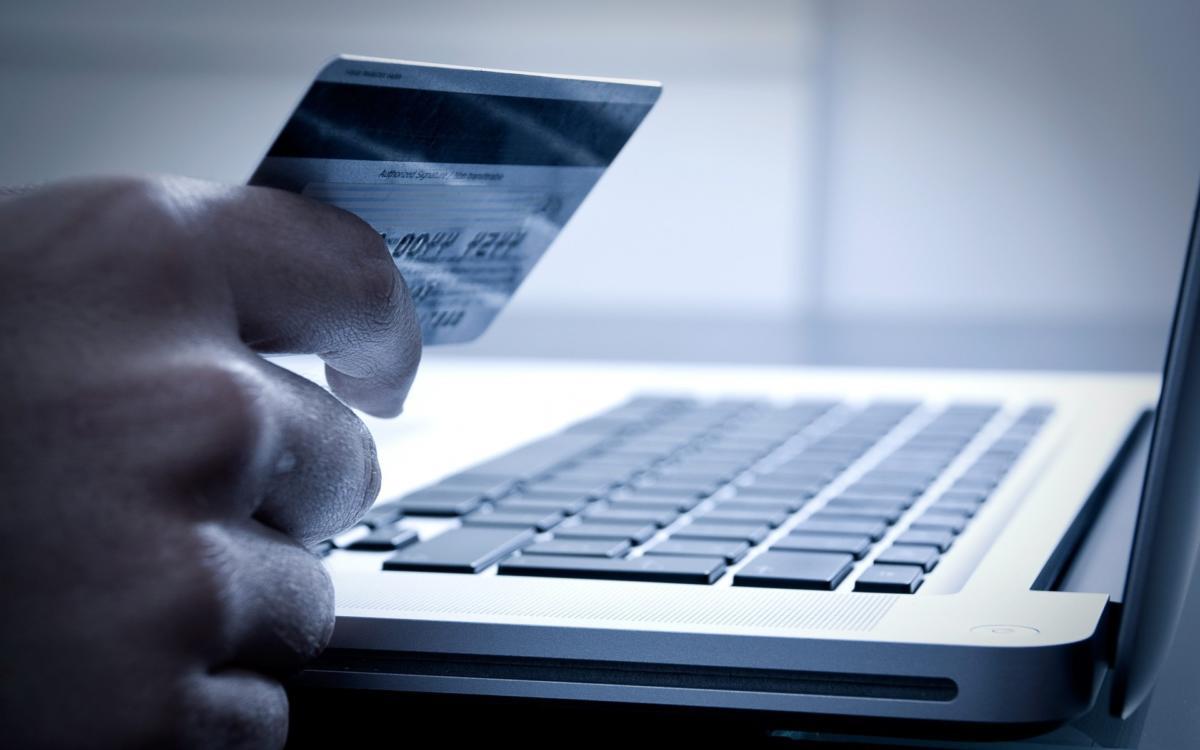 debit_card_money_laptop_online_shopping_purchase_hand-1920×1200