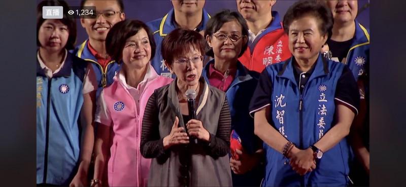 洪秀柱出席韓國瑜造勢,說自己不是很喜歡韓國瑜,但韓是國民黨別無選擇的唯一候選人。(圖擷取自傅崐萁臉書)