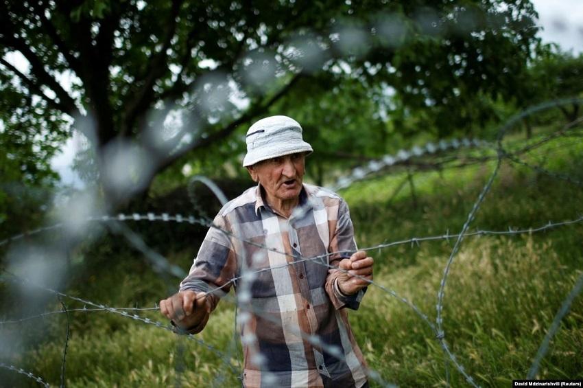 Дата Ванишвили. REUTERS / Давид Мдзинаришвили. История про дедушку Дату, который живет за колючей проволокой в селе Хурвалети в Грузии