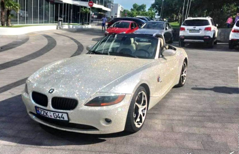 блестящий BMW Z4 в кристаллах 