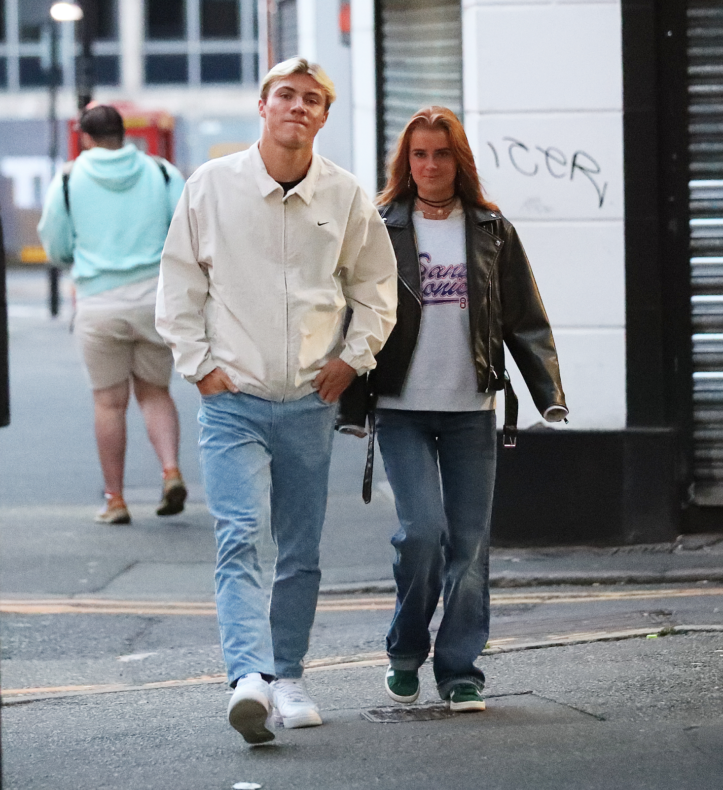 Rasmus Højlund dang kekasihnya menggunakan retro style dengan celana oversize ala 80an