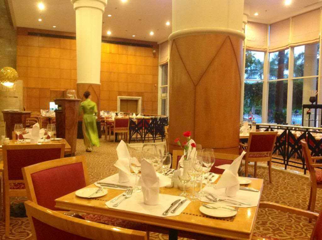 Phục vụ tận tình chu đáo, hỗ trợ thưởng thức buffet hải sản cao cấp
