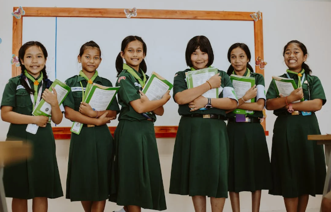 6 students are standing in a classroom.