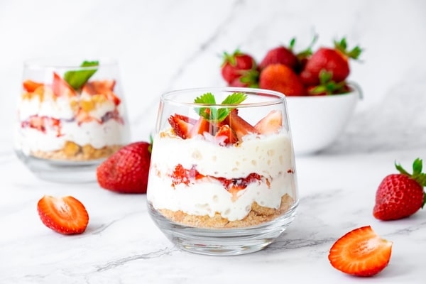 Vanilla pudding with slices of strawberries and mint on top