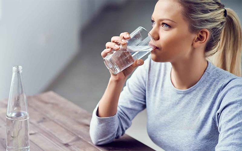  Uống đủ nước mỗi ngày giúp cân bằng điện giải cho cơ thể
