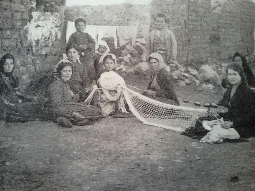 Χωρικες της Μακεδονίας γνεθουν μαλλί 1910