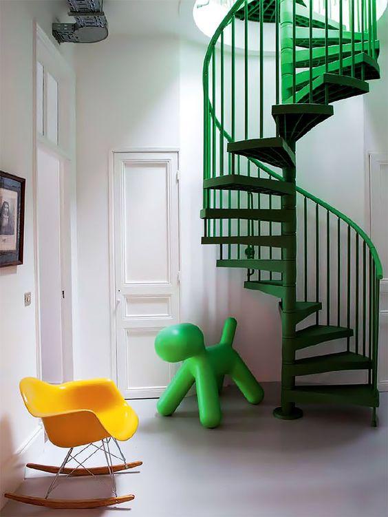 Ambiente com escada caracol verde