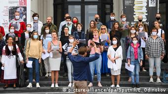 Певцы хора в масках перед филармонией в Минске во время акции протеста против президентских выборов, август 2020 г. 