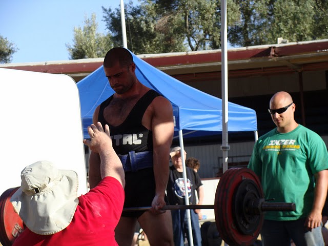 San Diego personal trainer deadlifting at a powerlifting competition.