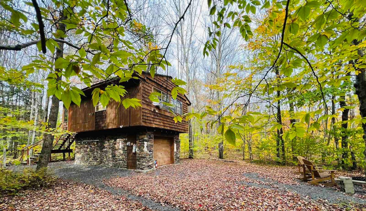 Private Treehouse Cabins in the Poconos - Best Treehouse Rental in Poconos with Hot Tub