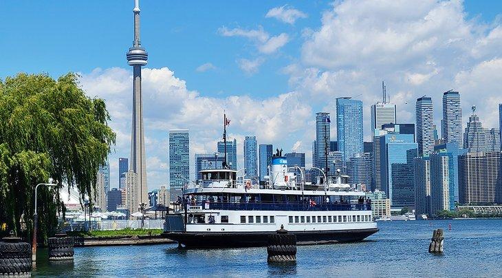 Ferry accosté sur les îles de Toronto