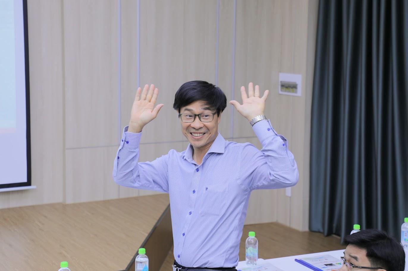 A person raising his hands upDescription automatically generated with medium confidence