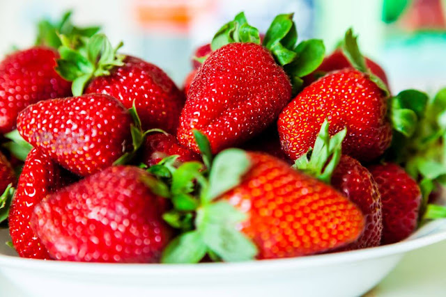 health benefits and harms of strawberries