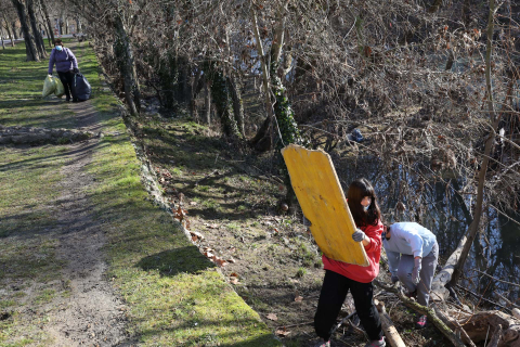 limpieza del río Arga por voluntarios