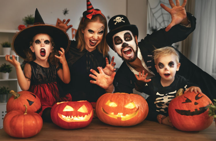 Nhớ tẩy trang da mặt kỹ càng sau khi mùa lễ hội Halloween 