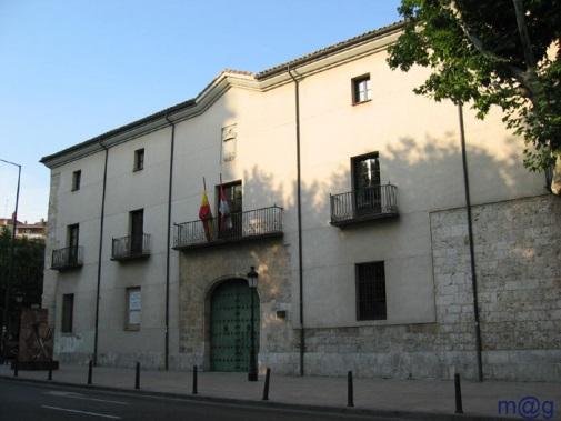 https://upload.wikimedia.org/wikipedia/commons/e/e8/Valladolid_-_Real_Chacilleria.jpg
