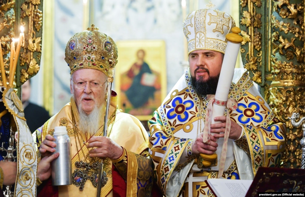 Глава Православної церкви України митрополит Епіфаній (праворуч) в момент отримання від Вселенського патріарха Варфоломія томосу про автокефалію. Стамбул, 6 січня 2019 року