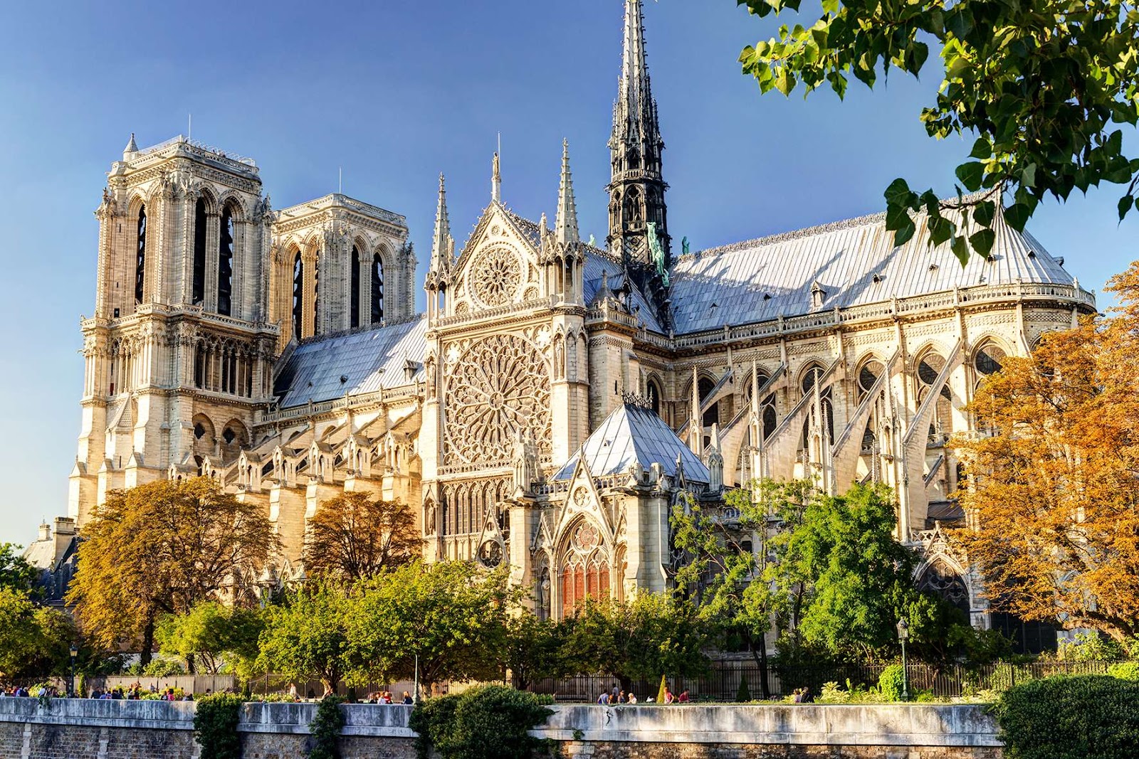 Nhà thờ đức bà Paris là một trong những công trình kiến trúc Gothic nổi tiếng nhất thế giới