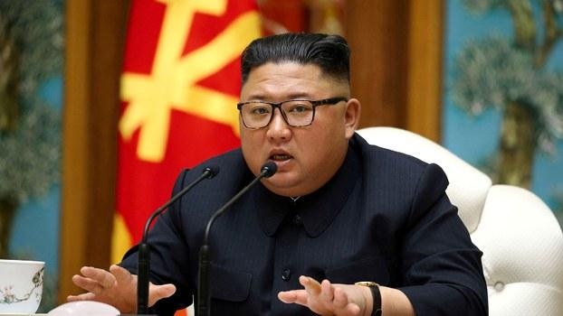 资料图片:2020年4月11日,在平壤,金正恩主持劳动党政治局会议。(路透社)