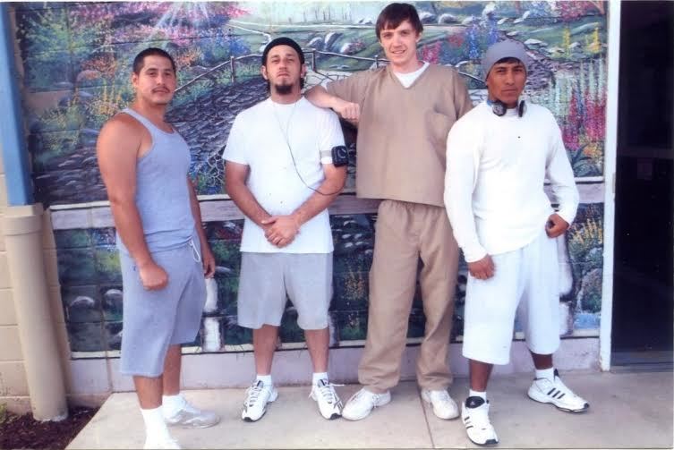 Дмитрий Насковец (третий слева) и арестанты из Эквадора, Боливии, Турции на Манхэттене (тюремная опция — фото за $2). Фото: из личного архива.