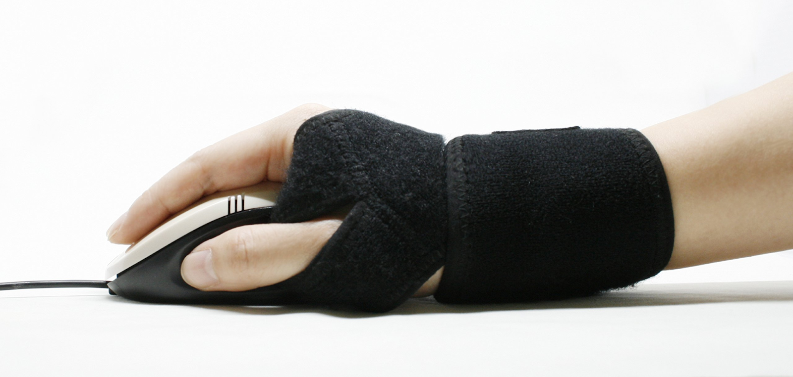 Sử dụng băng đai bảo vệ cổ tay và ngón tay để trợ lực cho gân ngón tay