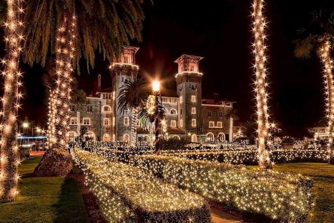 Đêm ánh sáng - Khu thương mại St. Augustine Lễ hội của hàng triệu bóng đèn trắng nhỏ xíu được thắp sáng từ giữa tháng 11 tới đầu năm tiếp theo. Tất cả các cửa sổ từ các tòa nhà cũng đặt thêm những ngọn nến trắng và tạo thêm hơn 2 triệu điểm sáng lung linh thắp sáng suốt mùa Noe
