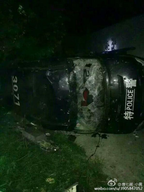 河南上千学生示威砸毁食堂超市掀翻特警车