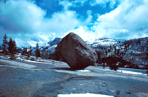 Tảng đá kỳ lạ tại công viên Yosemite