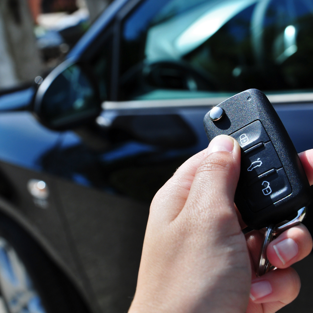 ¿Qué debe hacer si deja las llaves en su automóvil?