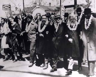 Le rabbin Abraham Joshua Heschel en mars 1965 lors de la célèbre Marche pour les droits civiques de Selma à Montgomery avec le révérend Martin Luther King et d'autres leaders de ce mouvement, dont John Lewis, une nonne non identifée, Ralph Abernathy,  Ralph Bunche, le révérend Fred Shuttlesworth