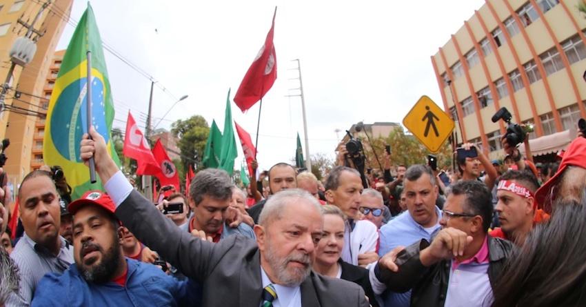 /Users/romulosoaresbrillo/Desktop/10mai2017---o-ex-presidente-luiz-inacio-lula-da-silva-participa-de-caminha-em-direcao-a-sede-da-justica-federal-em-curitiba-onde-prestara-depoimento-ao-juiz-sergio-moro-1494436403914_956x500.jpg