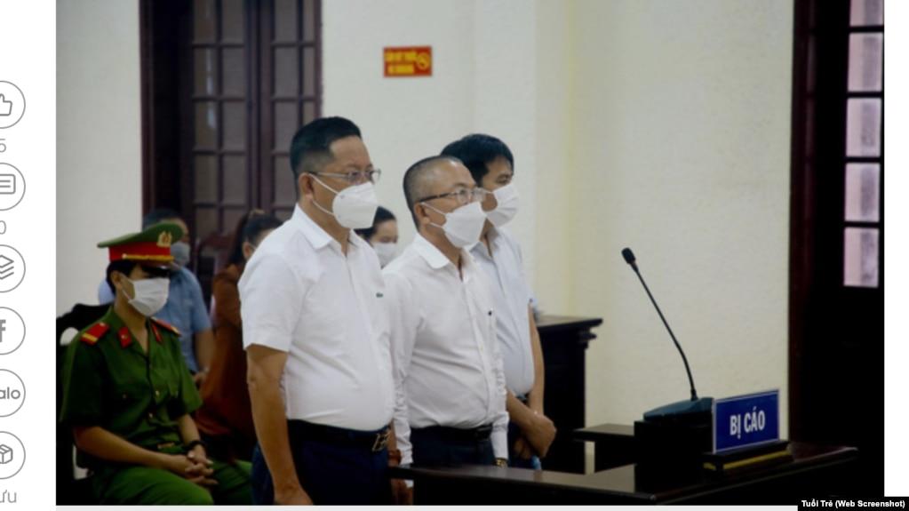 Từ trái sang: cựu nhà báo Phan Bùi Bảo Thy, doanh nhân Lê Anh Dũng và cựu công an Nguyễn Huy tại TAND tỉnh Quảng Trị vào ngày 30/3/2022.