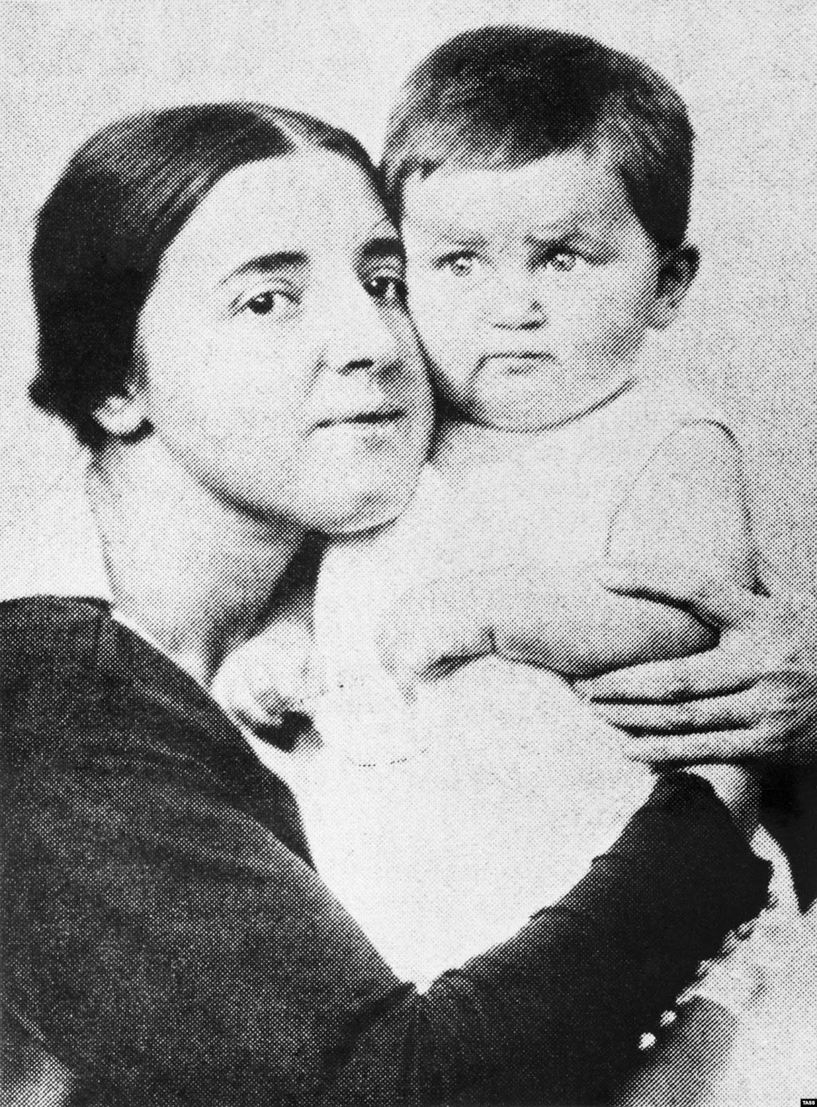 Надежда Аллилуева с сыном Василием, 1922 год. Фото: ТАСС