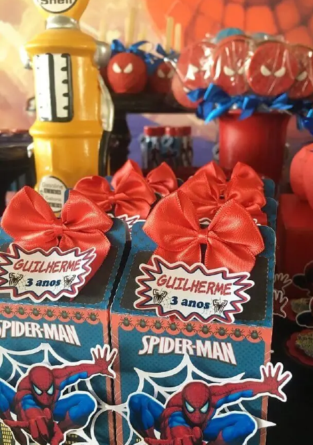Decoração do Homem-Aranha simples para festa infantil.