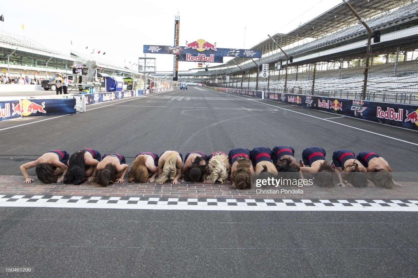 C:\Users\Valerio\Desktop\red-bull-grid-girls-during-the-red-bull-indianapolis-grand-prix-at-picture-id150461299.jpg