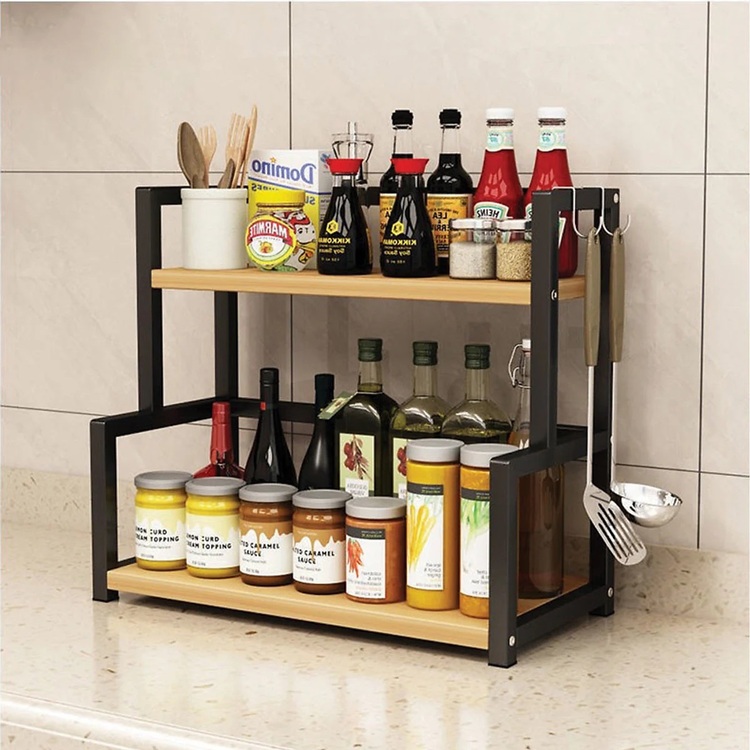 Kệ gia vị là vật dụng nhà bếp quen thuộc giúp gian bếp gọn gàng và dễ dàng sử dụng gia vị khi cần.
