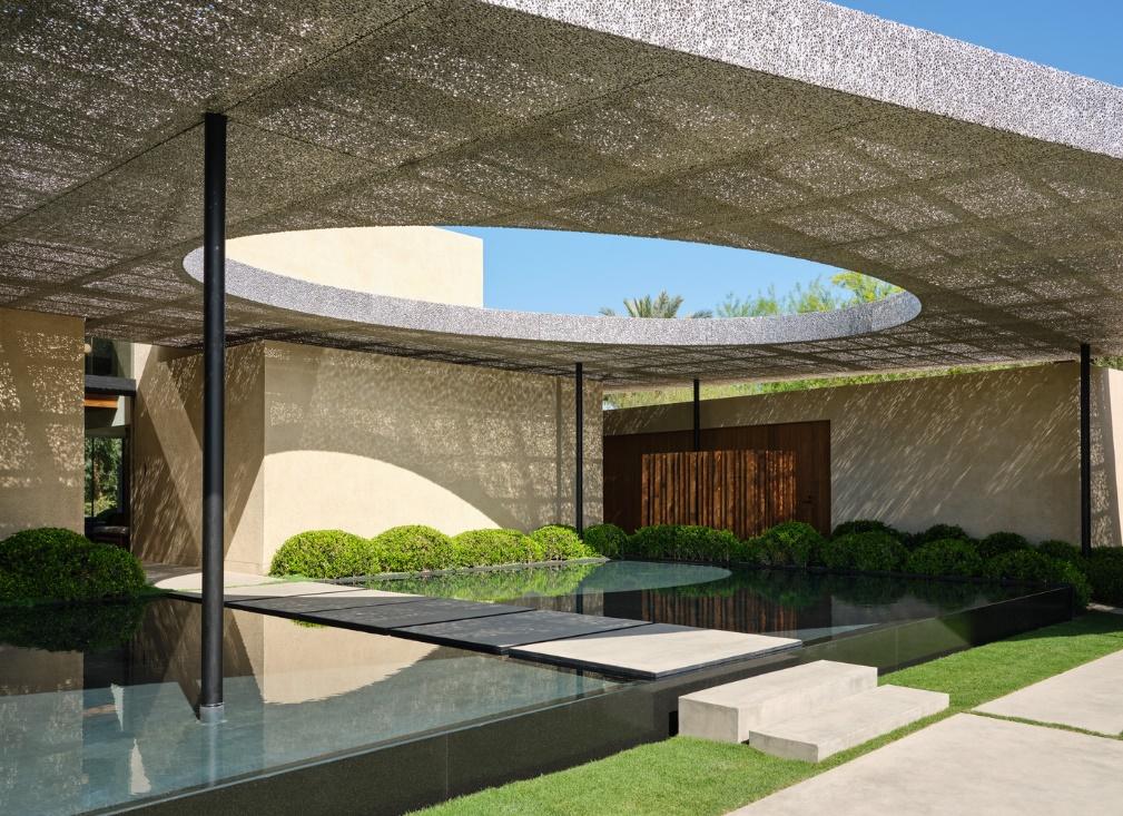 дизайн дома с внутренним двором под полупрозрачной крышей
