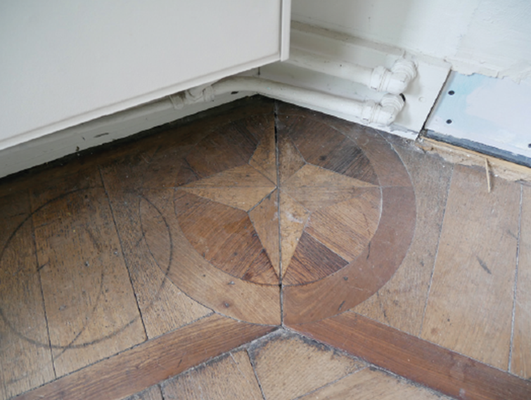 Restauratie 150 jaar oude houten vloer met sterpatroon in de tuinkamer van het monumentaal bedrijfspand.
