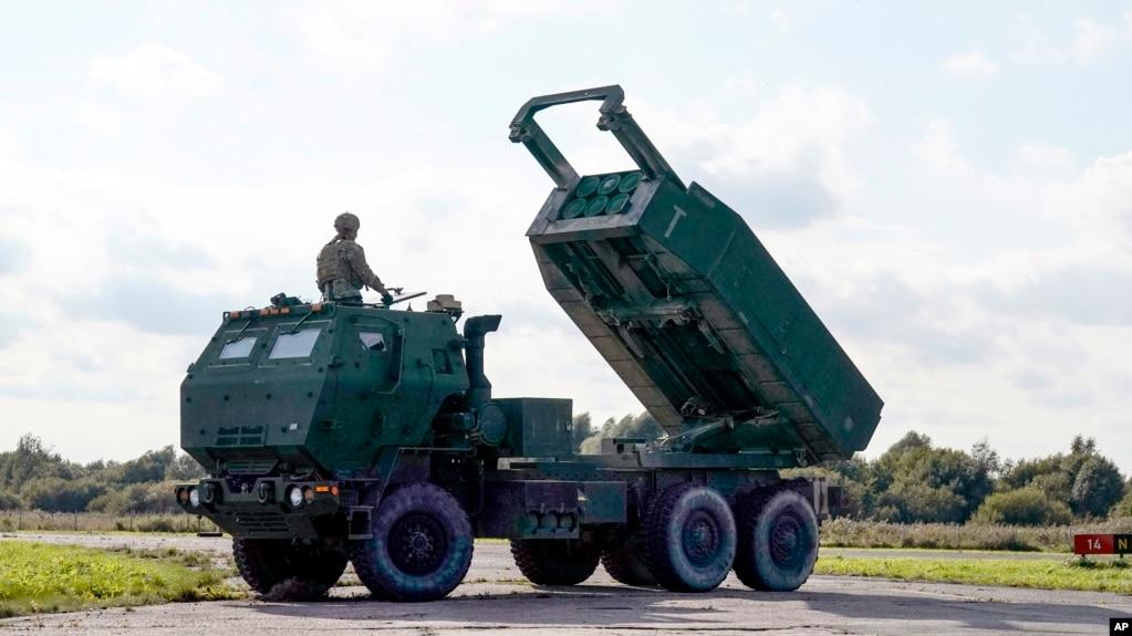 Một hệ thống Pháo phản lực cơ động cao (HIMARS ) trong một cuộc tập trận ở Riga, Latvia, 26/9/2022. 