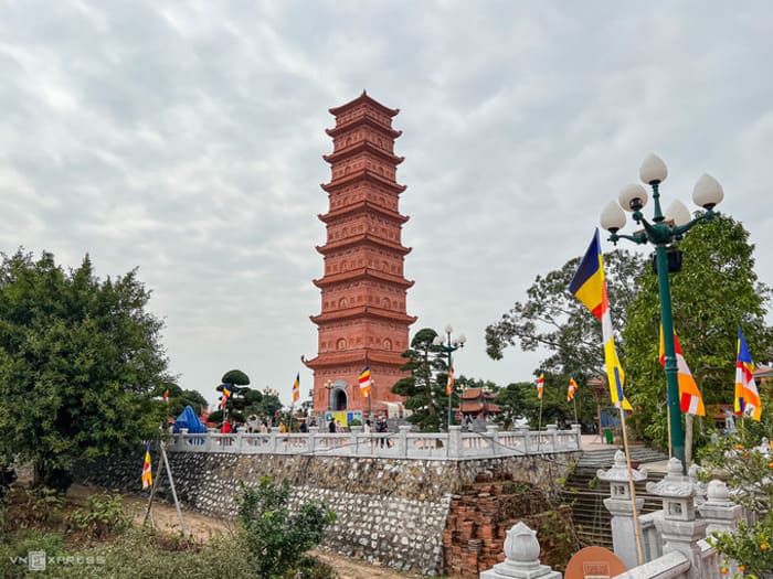 Tour du lịch Hải Phòng: Tháp Tường Long mang đến vẻ đẹp bình yên, tĩnh lặng đến lạ thường