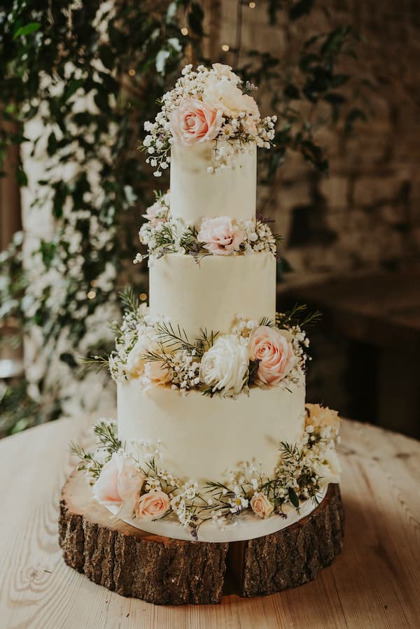 Chiếc bánh cưới ấn tượng với những bông hoa và phụ kiện mang phong cách Bohemian