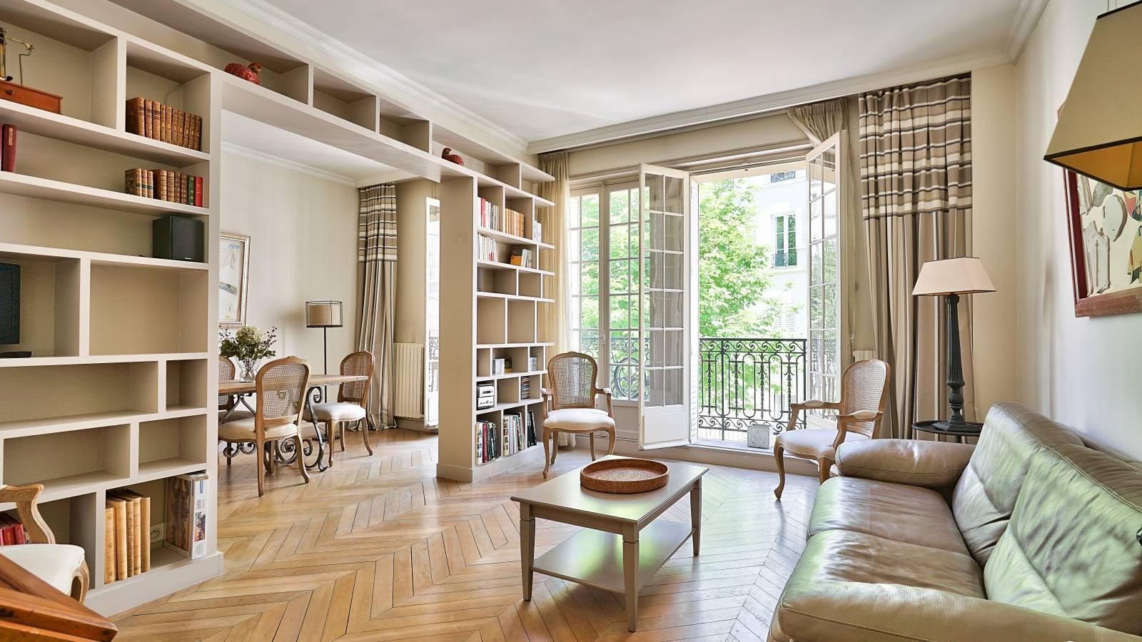 Salón, estantería, libros París, espacioso, luminoso
