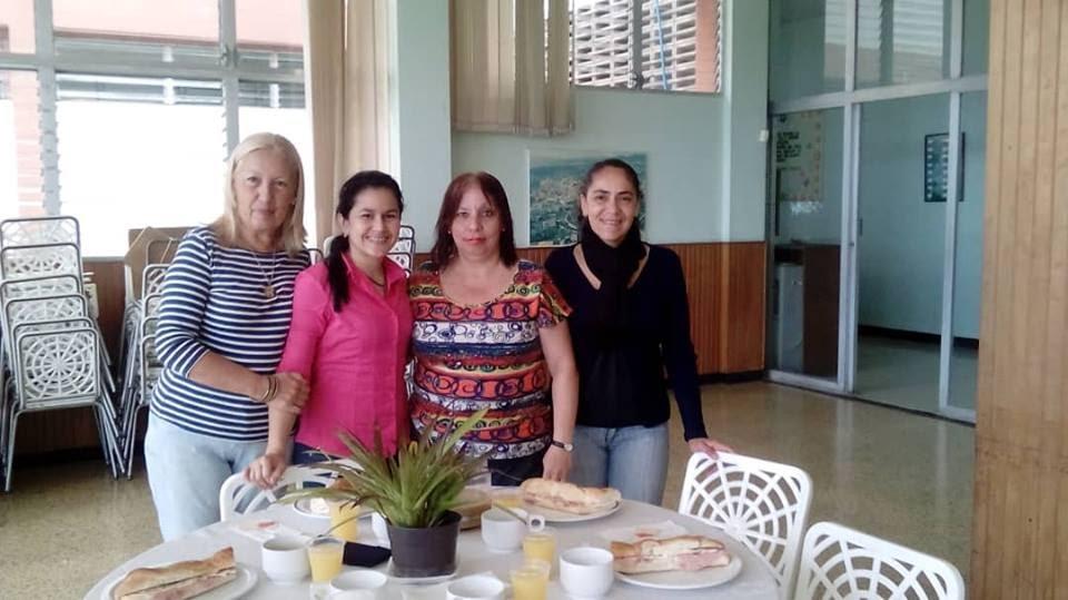 La imagen puede contener: 4 personas, incluido Zoraya Alfonzo de Cabarcos, personas sonriendo, personas sentadas e interior