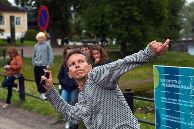 cell_phone_throwing_contest_in_finland_46_pics_2.jpg