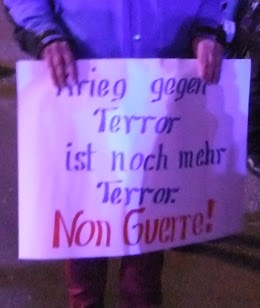 Auf einem Plakat steht: »Krieg gegen Terror ist noch mehr Terror«.