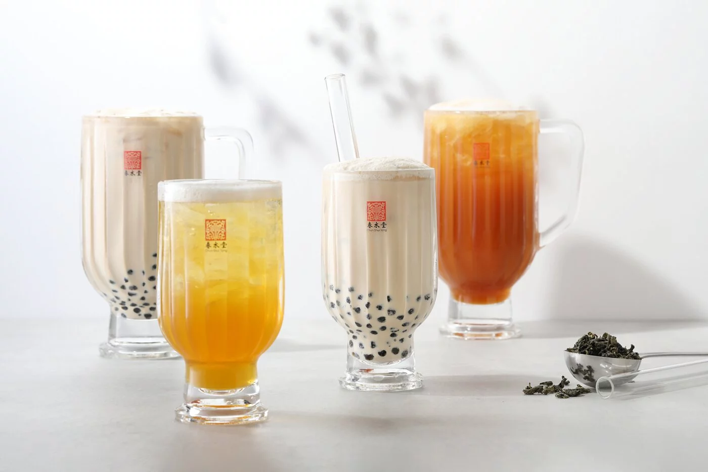 無氏製作（PiliWu-Design）以台灣「春池玻璃（Spring Pool Glass）」的回收玻璃材質，設計春水堂（Chun Shui Tang）的珍珠奶茶杯。