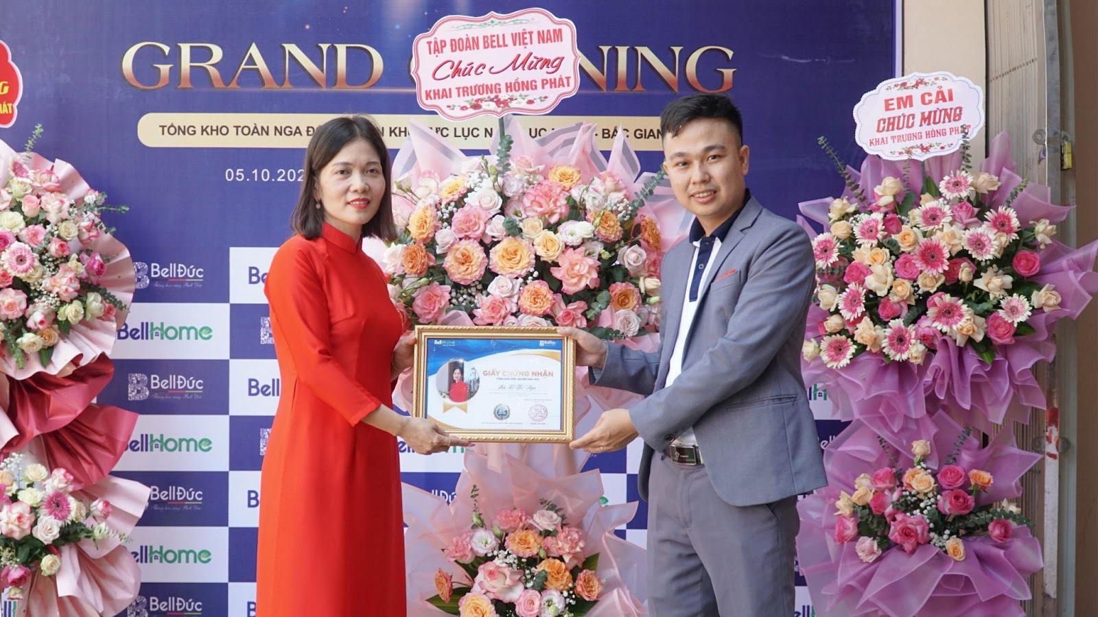 Ban lãnh đạo Bell Home tặng hoa, trao chứng nhận cho Tổng kho độc quyền Bell Home khu vực Lục Ngạn, Lục Nam Bắc Giang 