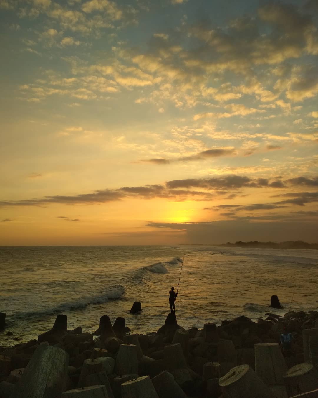 matahari tenggelam di pantai glagah