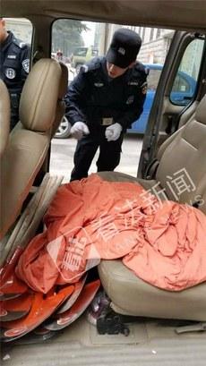 警检查犯罪嫌疑人车内情况,里面有大量铁锹和布袋等工具。(public domain)
